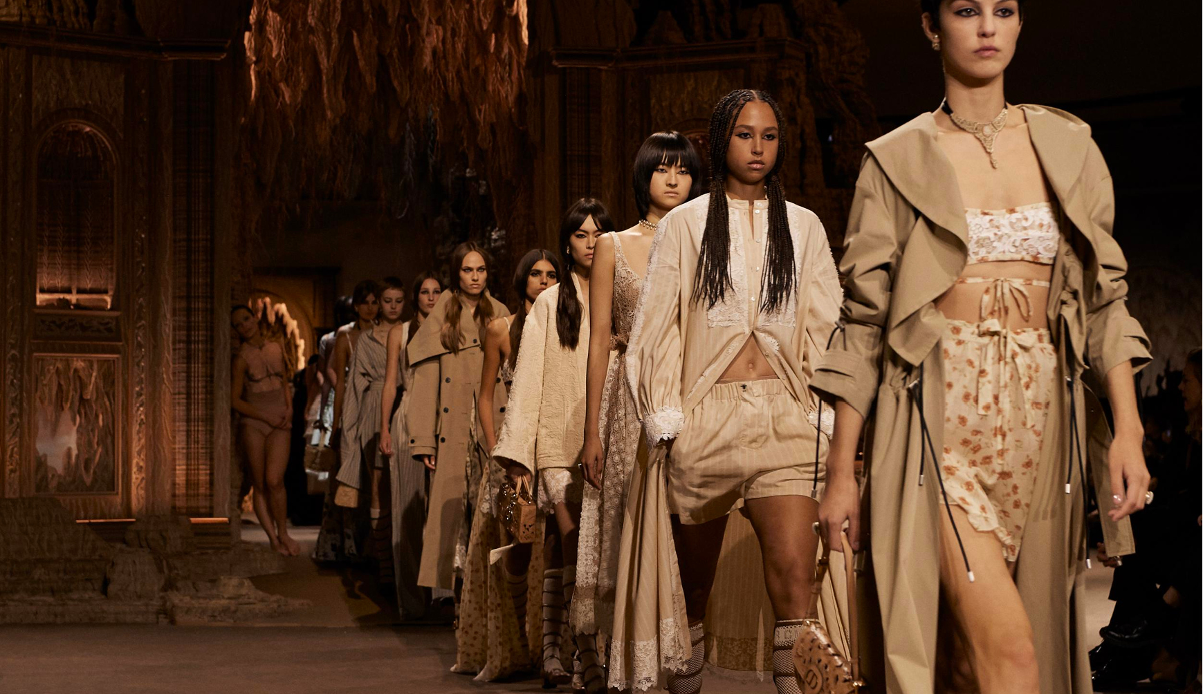 Les Plus Beaux D cors Des D fil s De La Fashion Week Femme SS23 les-plus-beaux-d-cors-des-d-fil-s-de-la-fashion-week-femme-ss23